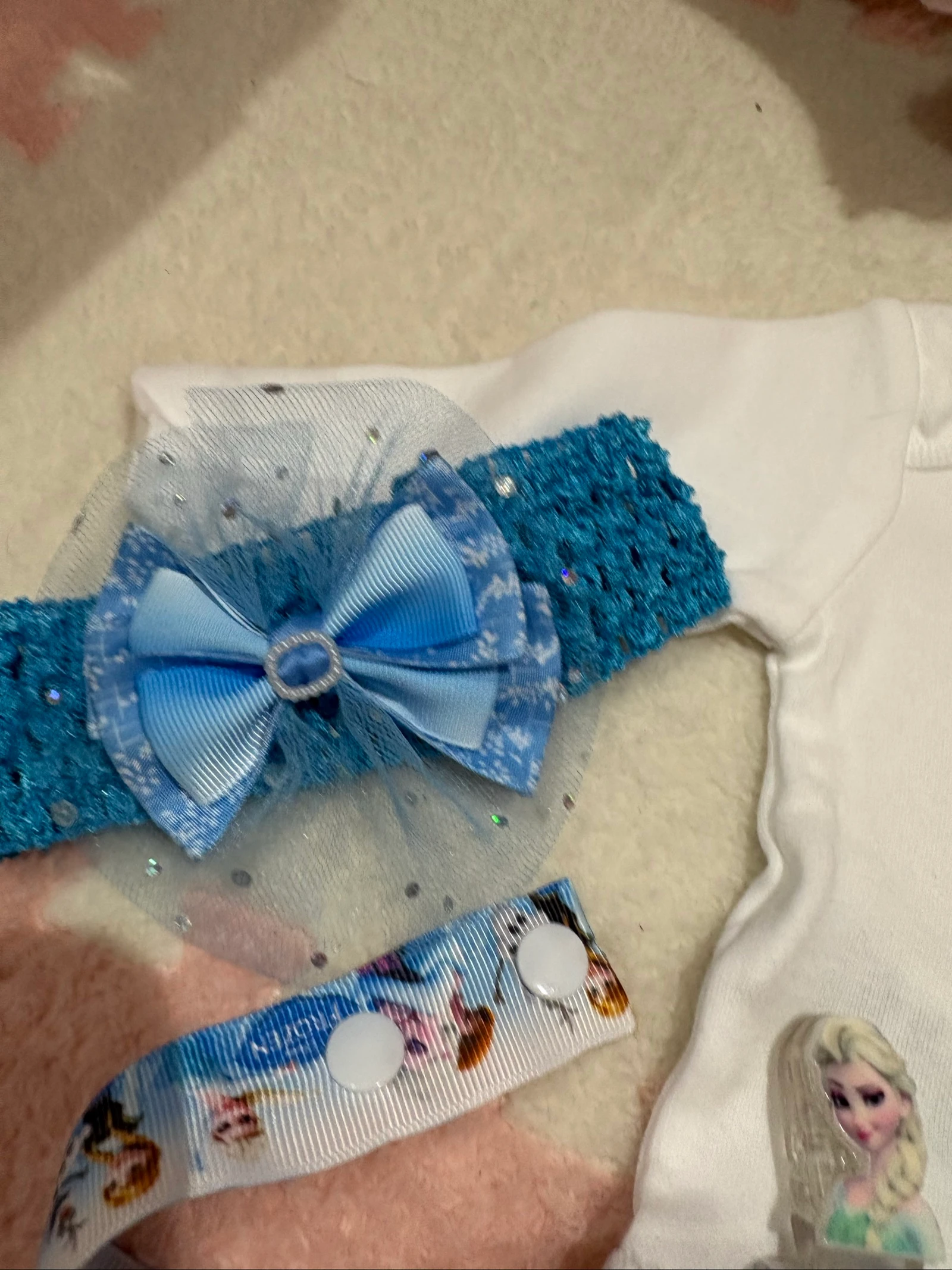 Ensemble bébé – Body + bavoir + attache tétine + bandeau + chaussettes – photo 6